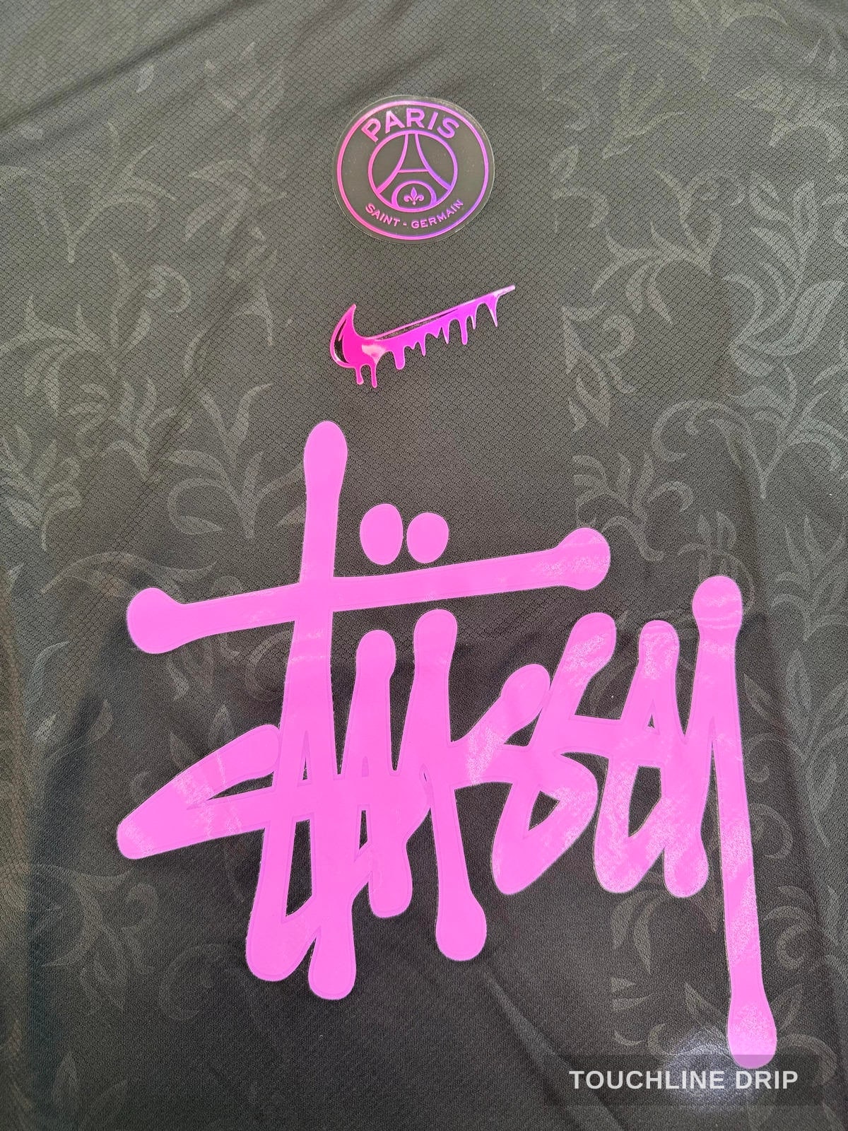 badge closeup product image of Nike x Corteiz PSG GTO Black and Pink Concept Jersey
